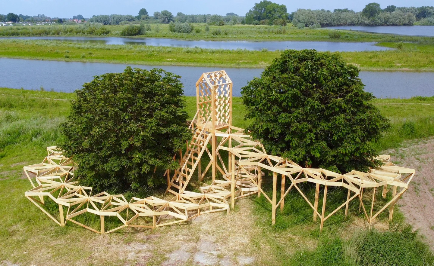 'Loop' 2021, lokaal hout, onderdeel van de IJsselbiënnale