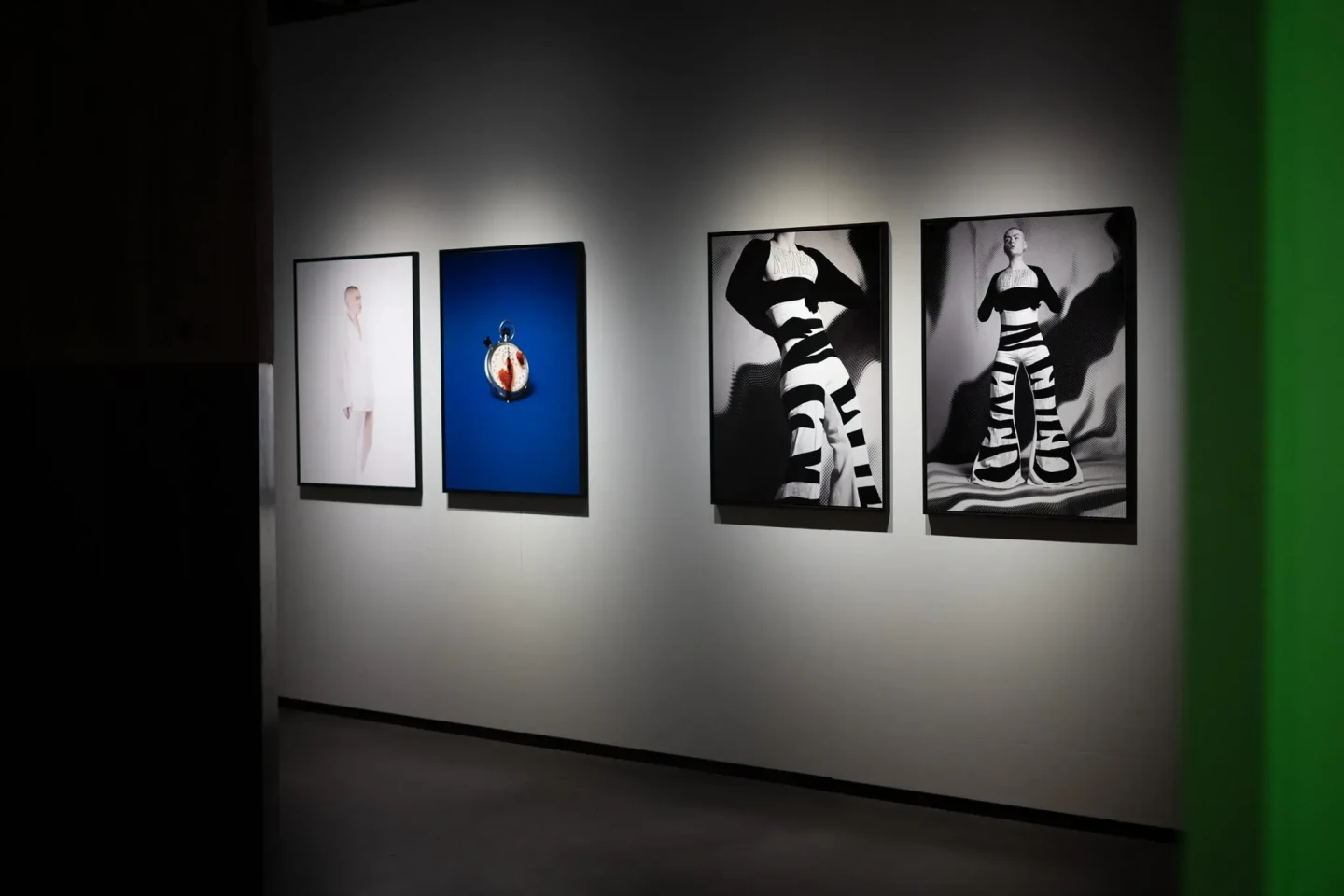 'A Gentle Decompression' 2021, baryta-afdrukken op aluminium in houten lijsten tijdens presentatie bij Unfair ’22