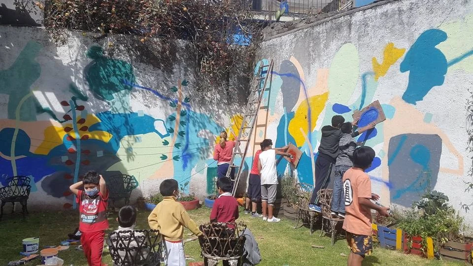 Samenwerking voor een muurschildering met locale jongeren in Mexico City